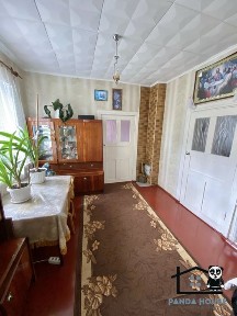 Продається частина будинку у хорошому районі.