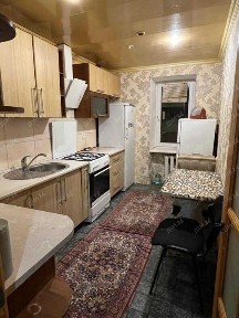 Укомплектована квартира поруч з зупинкою!