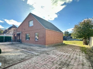 Продаж фасадного будинку зі всіма міськими комунікаціями біля м. Нивки