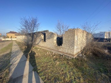 Продам участок с недостроенным зданием