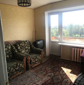 Не дорога квартирка в дуже зручному місці!