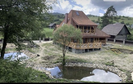 Продаж дизайнерського будинку в Карпатах з великою ділянкою