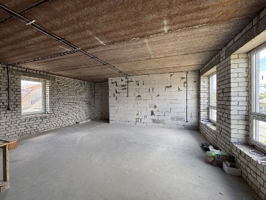 Квартира з власним двором біля будинку