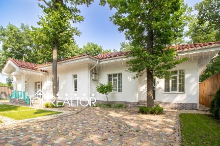 Продам сучасний котедж з ремонтом у закритому КС “Лісне”.