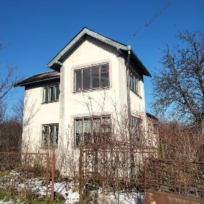 Двоповерхова ласка під лісом