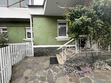 Продається двокімнатний будинок в дворовій системі