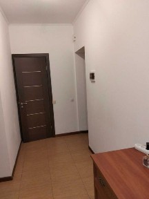 Продається двокімнатна квартира в елітному районі.