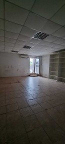 Здається приміщення поряд з магазином 