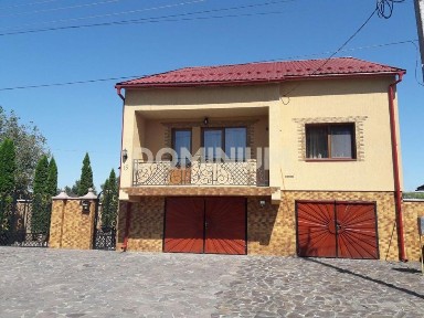 Продається просторий цегляний будинок у смт. Вілок