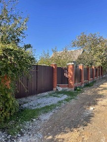 Здається невеликий будинок на Космосі біля Обласної лікарні