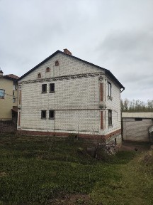 Будинок, господські приміщення, ставок свій