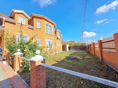 Будинок центр міста з меблями