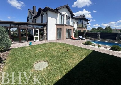 Сучасний будинок із басейном та дизайнерським ремонтом