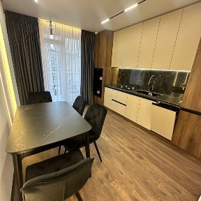 Продаж 1 км квартири з опцією 2 км поруч з центром