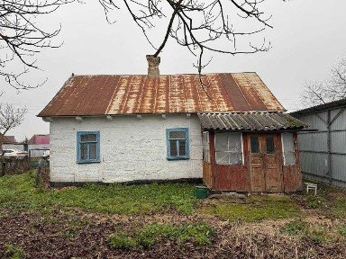 Продається дерев'яний будинок у центрі села Забороль