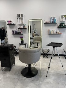 Аренда місця для майстра по нарощенню волосся, світло є завжди