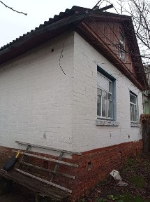 Частина будинку в центрі міста по вул Ревуцького. Окремий двір.