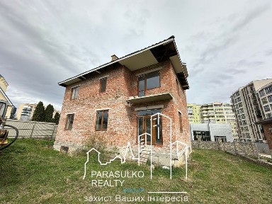 Продам новозбудований будинок в центрі Мікрорайону!