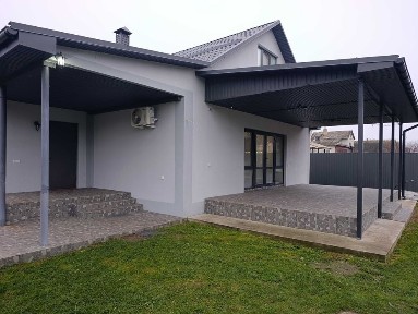 Сучасний будинок біля лісу та річки с. Благодатне