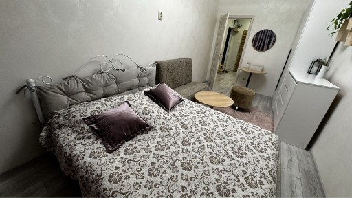 Оренда короткостроково 2 к терасою біля гімназіі (8 березня )