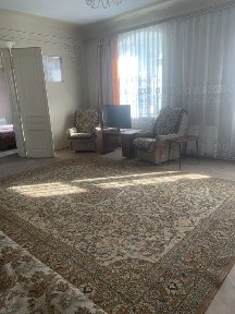 Власник. Здається квартира в центрі.