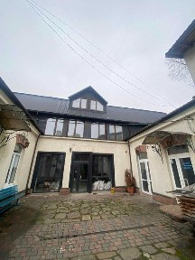 Об'єкт оренди: Триповерхова будівля комерційного призначення.