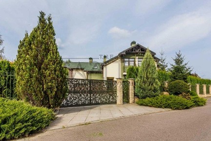 Продажа дома с бассейном, с. Плюты, Обуховский р-н