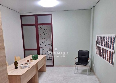 Продам 1 кімнатну квартиру на Бочарова з ремонтом.