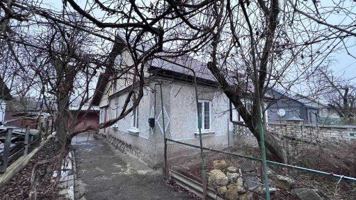 Продається хороша 1/2 частина будинку в районі Мар'янівки.