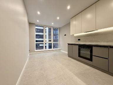 Простора однокімнатна квартира з кухнею-студією та гардеробом!