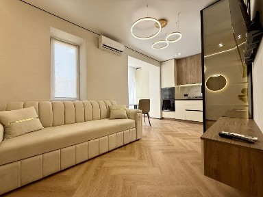 Однокімнатна з кухнею-студією та гардеробом в центрі! 8 поверх!