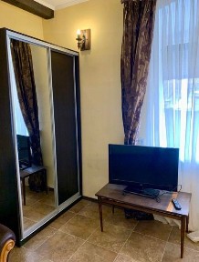 Здається 1 кімнатна квартира - студія.