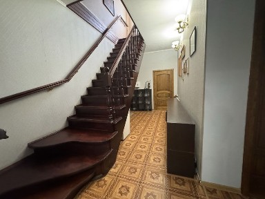 Продам триповерховий будинок з ремонтом