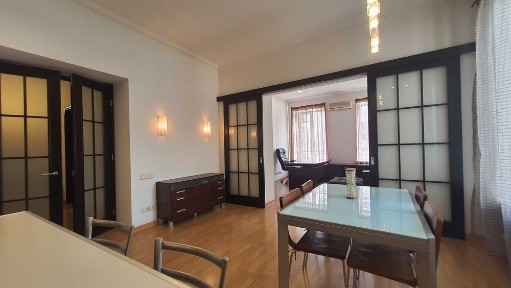 Простора 3-кімнатна квартира в «Золотому трикутнику»