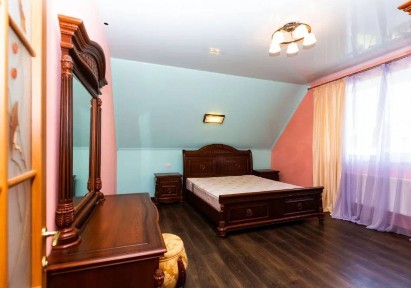 Продається комфортний 3-поверховий будинок біля моря.