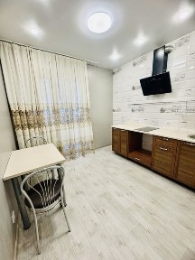 Тепла доступна квартира обжита новобудова Біля метро