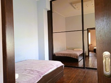 Продам 2-кімнатну квартиру-студію, центр, новий цирк, пров. Столярний.