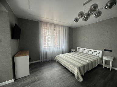 Простора укомплектована квартира з ремонтом. Затишний закритий двір