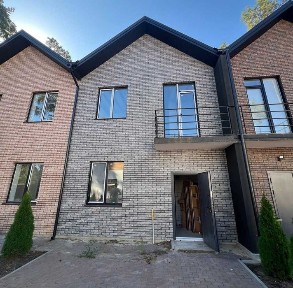 Лісова Буча, двоповерховий таунхаус в оточенні сосен, з документами