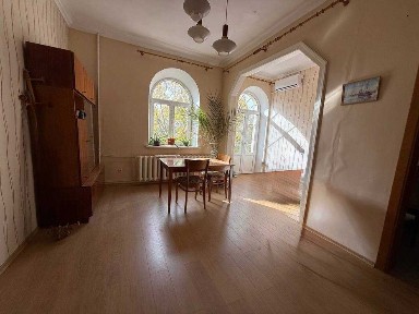 Двухкомнатная рядом Дом Руссова. Балкон на Соборную площадь. Центр