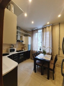 Продам двухкомнатную сталинку на ришельевскоы