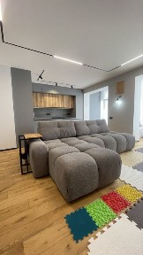 Стильна трикімнатна квартира з ремонтом та меблями