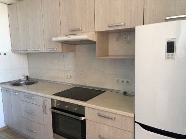 Затишна квартира в новому будинку. Піша доступність до метро.