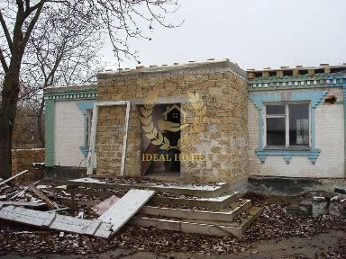 Продам будинок в стадії реконструкції. Земельна ділянка 25 соток