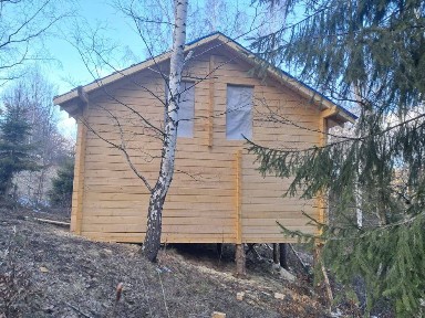 Дерев'яний будинок на розбір.