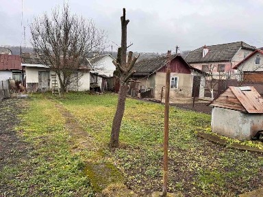 Частина будинку з ділянкою