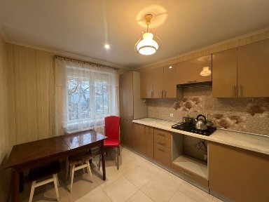 Оренда приватного будинку з паркомісцем