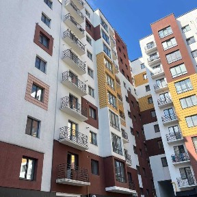 Продаю квартиру три кімнати та кухня-студія в центрі