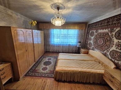 3-кімн. квартира вул. Перемоги, Центр двоспальне ліжко + дивани, меблі