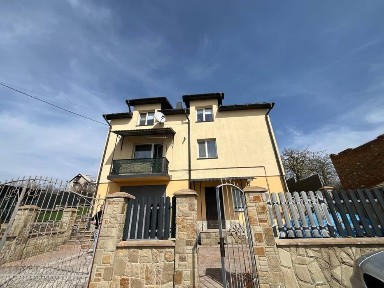 Продаж будинку з ділянкою